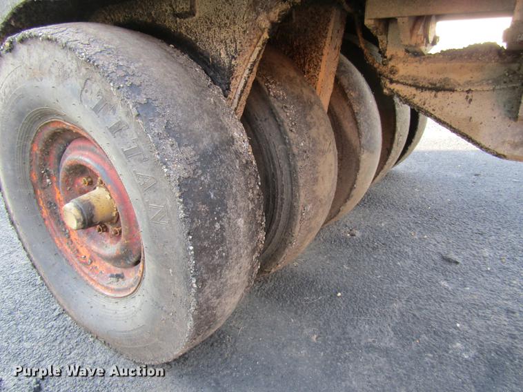 image for item DE5946 Hyster C530A pneumatic roller