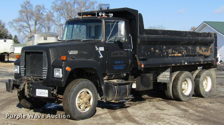 image for item DE5948 1990 Ford LT8000 dump truck