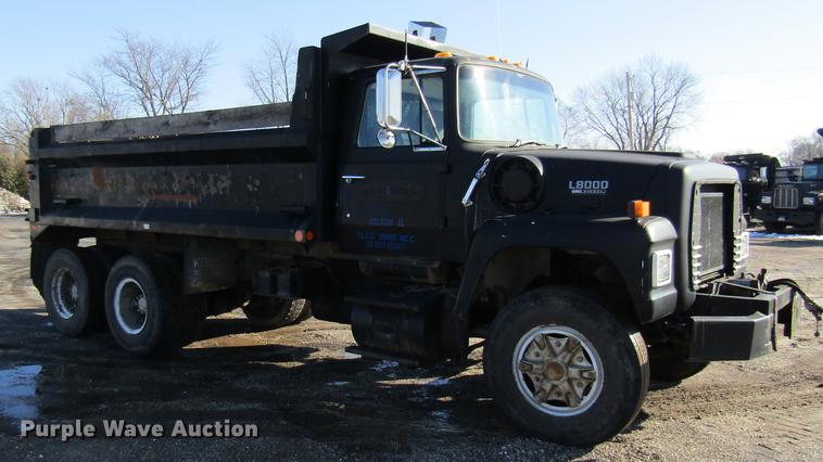image for item DE5948 1990 Ford LT8000 dump truck