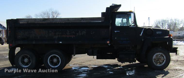 image for item DE5948 1990 Ford LT8000 dump truck