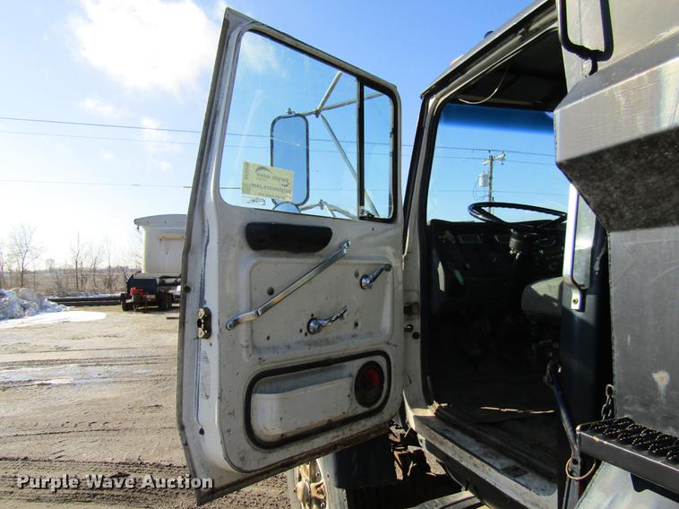 image for item DE5948 1990 Ford LT8000 dump truck