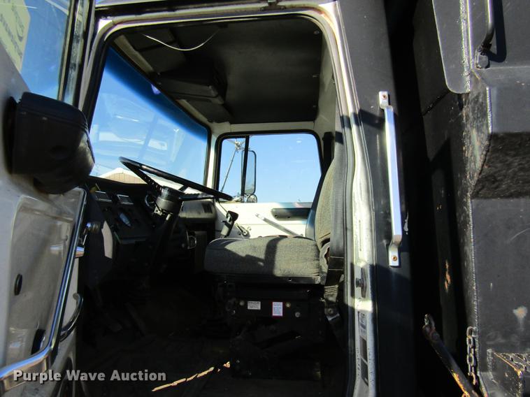 image for item DE5948 1990 Ford LT8000 dump truck