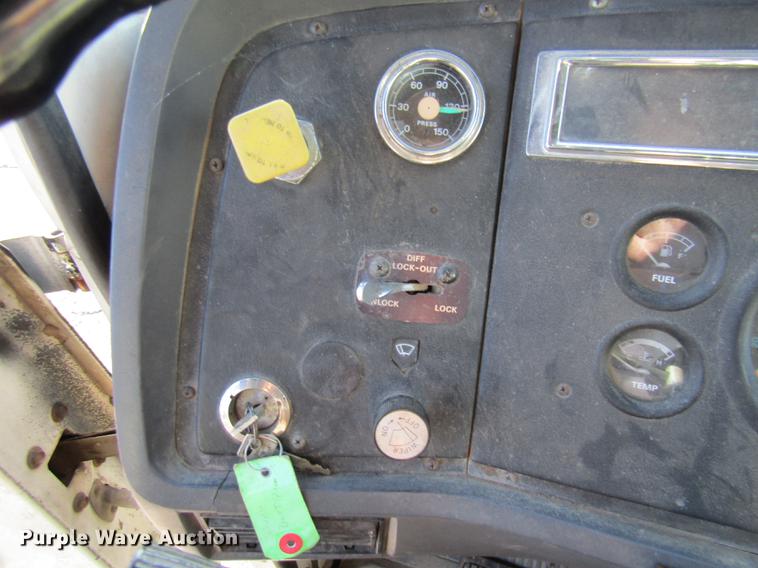 image for item DE5948 1990 Ford LT8000 dump truck