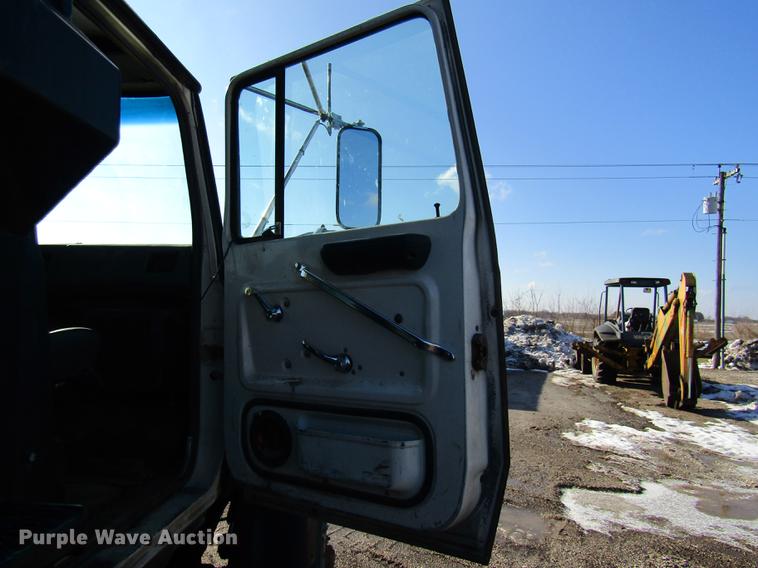 image for item DE5948 1990 Ford LT8000 dump truck