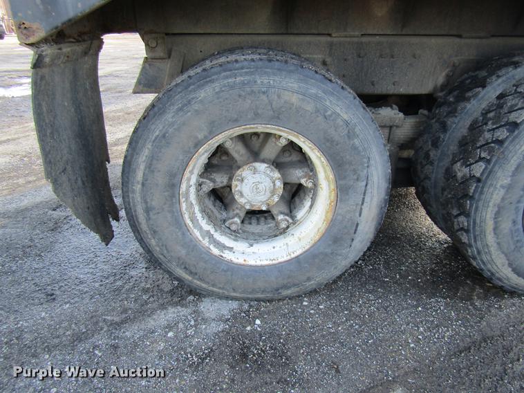 image for item DE5948 1990 Ford LT8000 dump truck