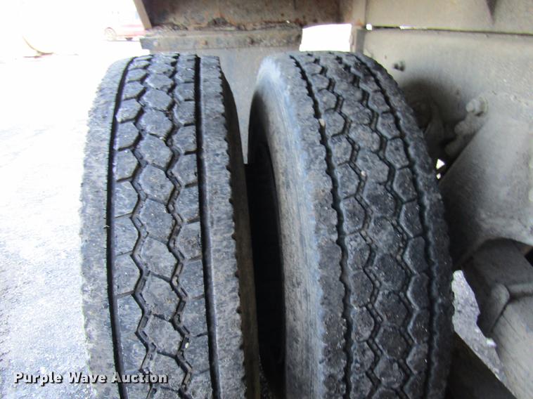 image for item DE5948 1990 Ford LT8000 dump truck