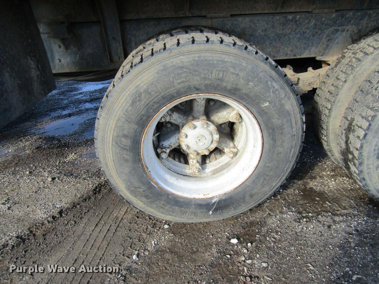 image for item DE5948 1990 Ford LT8000 dump truck