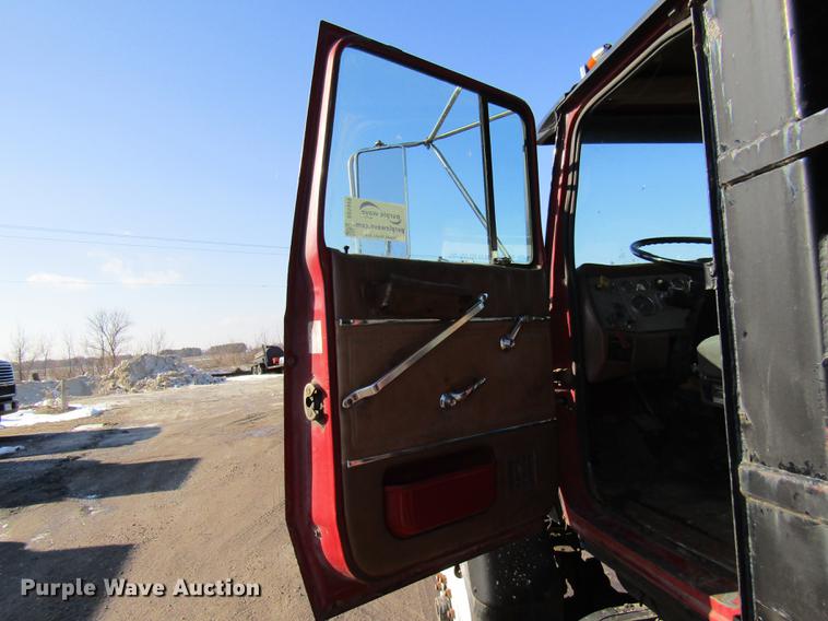 image for item DE5949 1988 Ford LT8000 dump truck