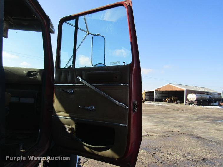 image for item DE5949 1988 Ford LT8000 dump truck