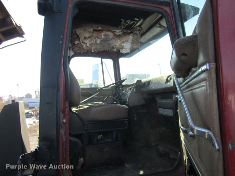 image for item DE5949 1988 Ford LT8000 dump truck