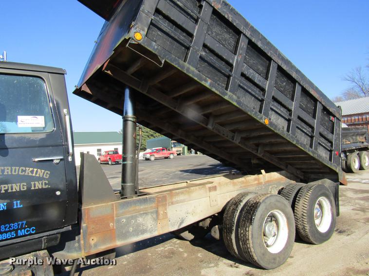 image for item DE5949 1988 Ford LT8000 dump truck
