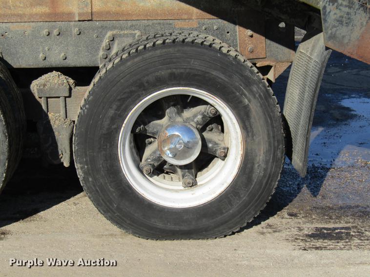image for item DE5949 1988 Ford LT8000 dump truck