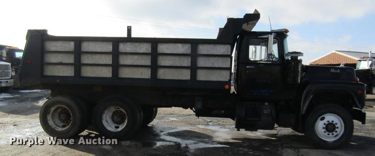 image for item DE5950 1991 Mack RD690S dump truck