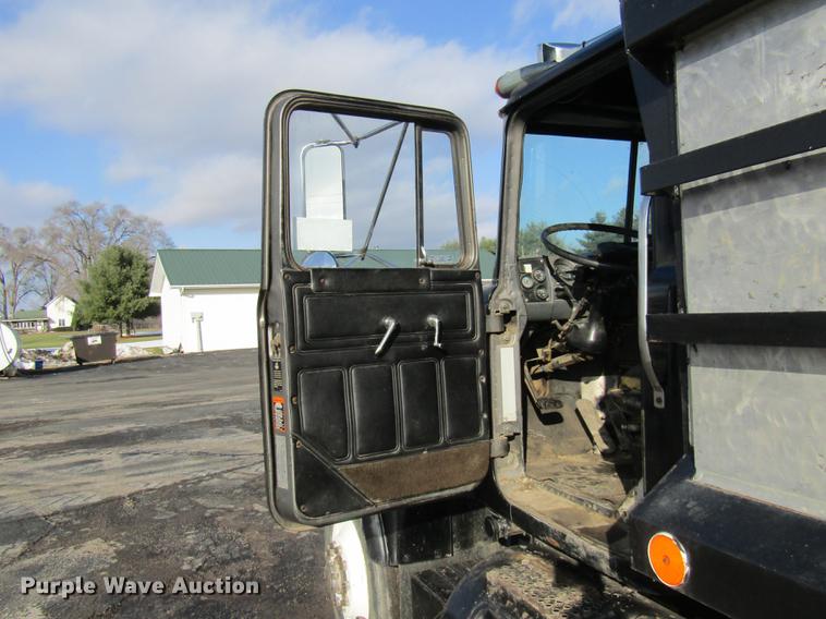 image for item DE5950 1991 Mack RD690S dump truck