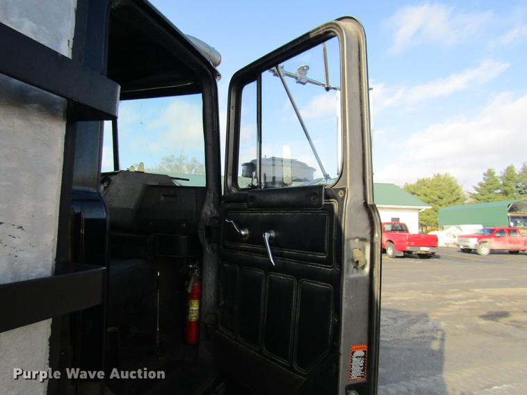 image for item DE5950 1991 Mack RD690S dump truck