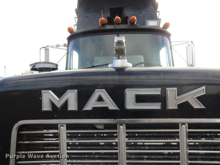 image for item DE5950 1991 Mack RD690S dump truck