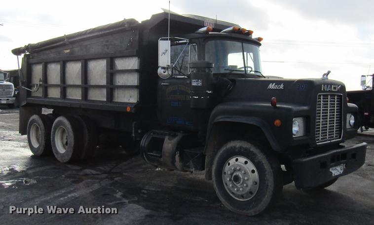 image for item DE5951 1991 Mack RD690S dump truck