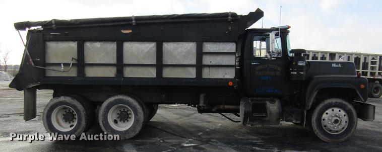image for item DE5951 1991 Mack RD690S dump truck
