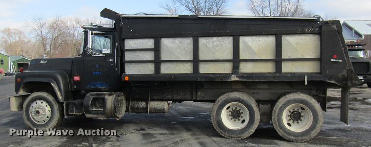image for item DE5951 1991 Mack RD690S dump truck