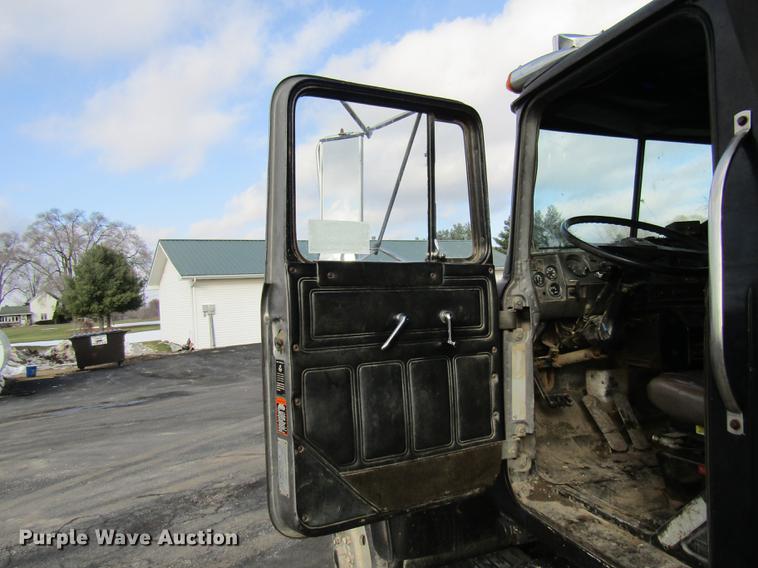 image for item DE5951 1991 Mack RD690S dump truck
