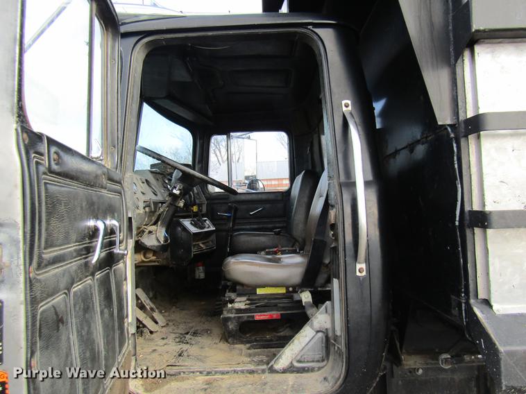 image for item DE5951 1991 Mack RD690S dump truck