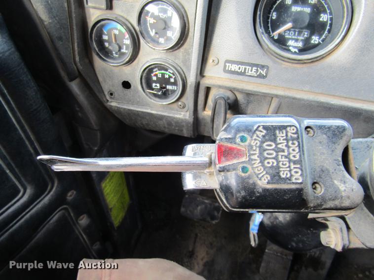 image for item DE5951 1991 Mack RD690S dump truck