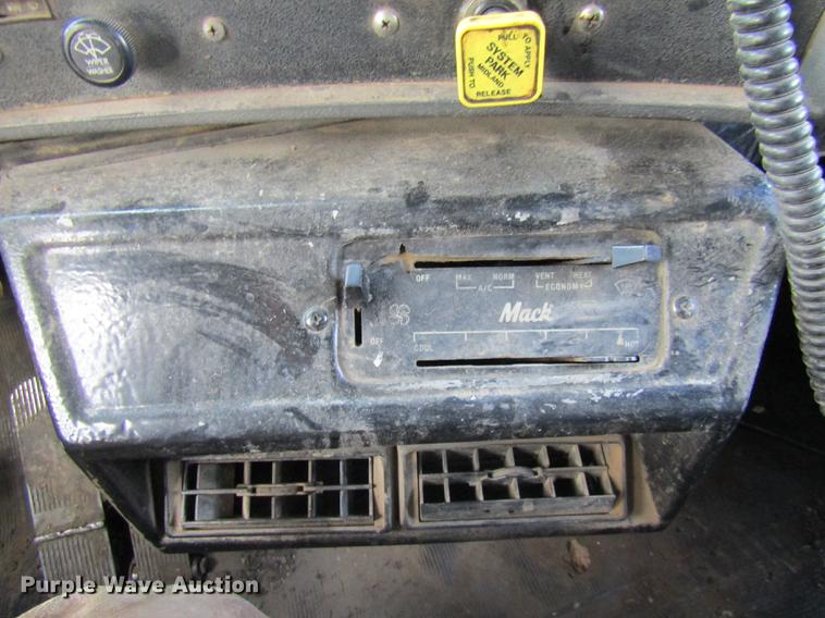 image for item DE5951 1991 Mack RD690S dump truck