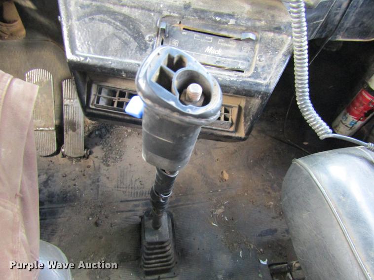 image for item DE5951 1991 Mack RD690S dump truck