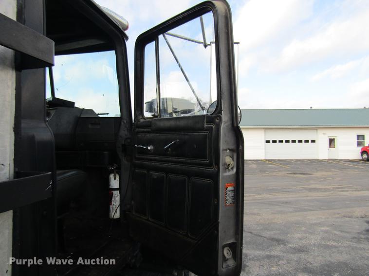 image for item DE5951 1991 Mack RD690S dump truck