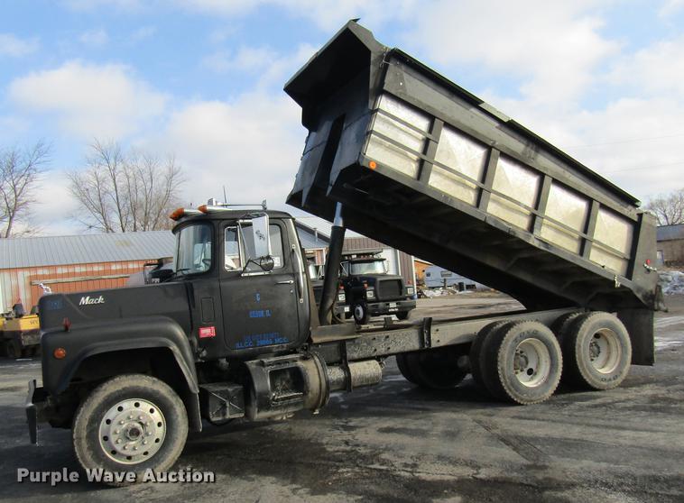 image for item DE5951 1991 Mack RD690S dump truck