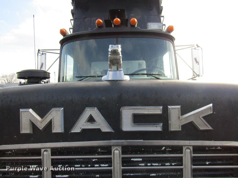 image for item DE5951 1991 Mack RD690S dump truck