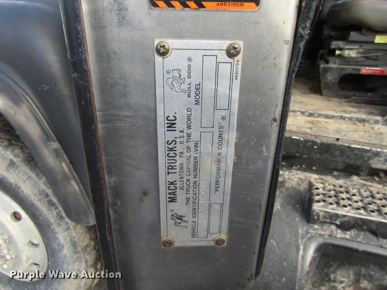 image for item DE5951 1991 Mack RD690S dump truck