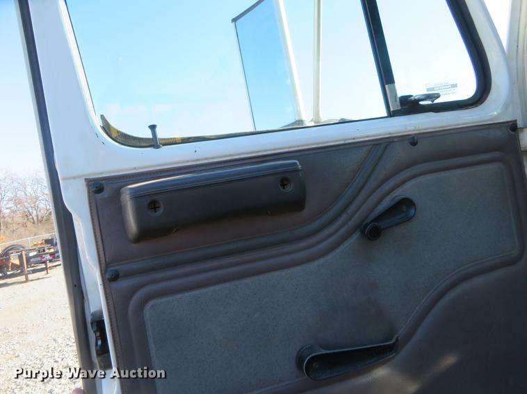 image for item DE6565 1996 International 8200 drilling rig truck