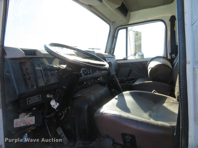 image for item DE6565 1996 International 8200 drilling rig truck