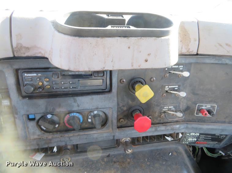 image for item DE6565 1996 International 8200 drilling rig truck