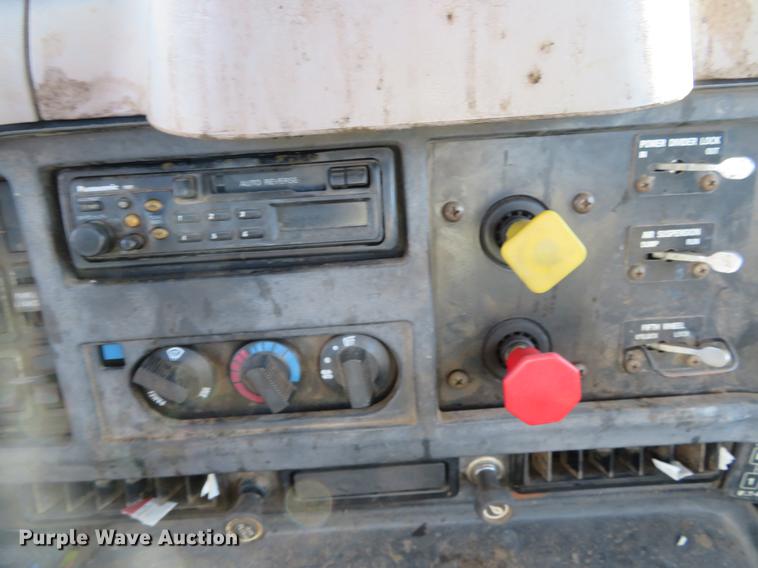 image for item DE6565 1996 International 8200 drilling rig truck