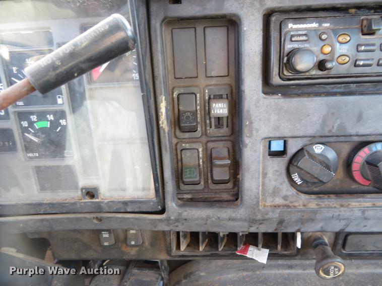 image for item DE6565 1996 International 8200 drilling rig truck