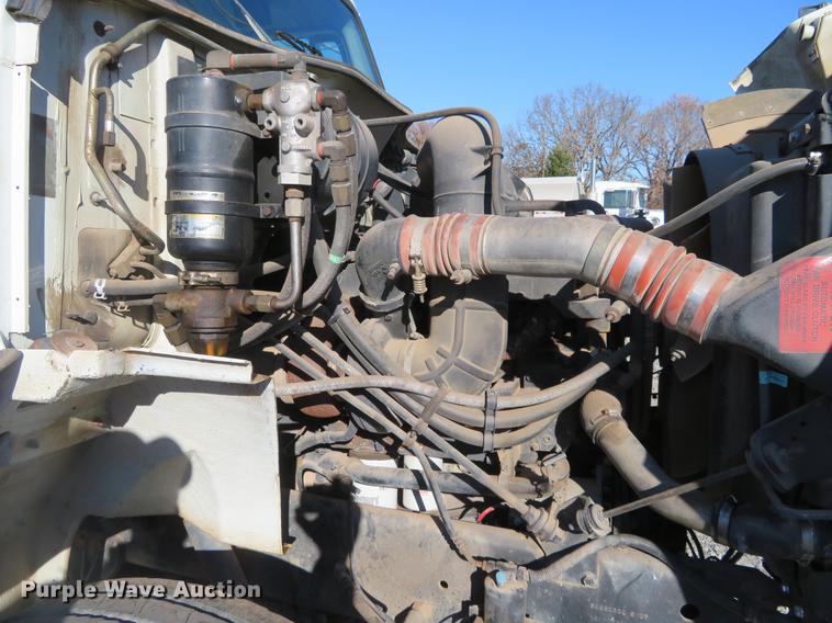 image for item DE6565 1996 International 8200 drilling rig truck