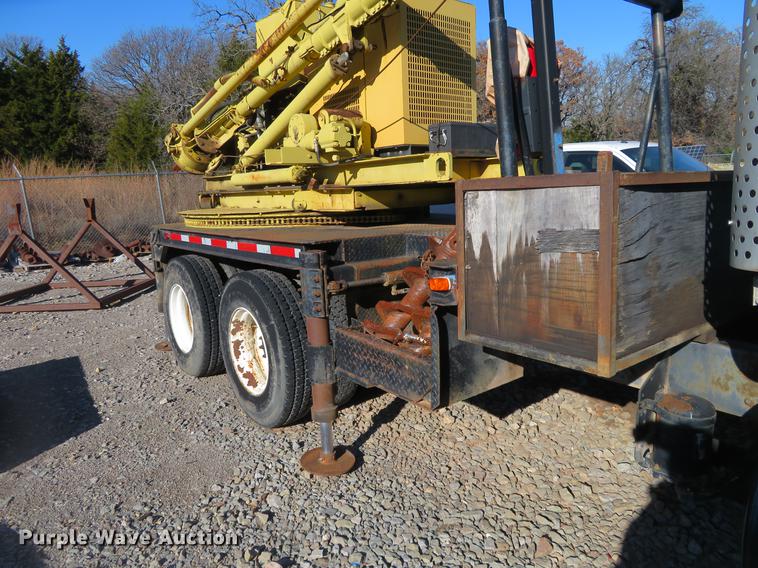 image for item DE6565 1996 International 8200 drilling rig truck