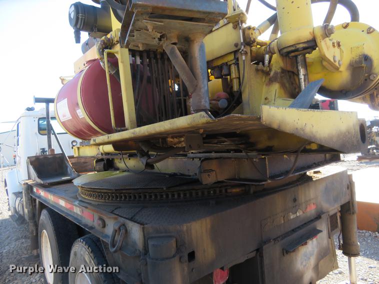 image for item DE6565 1996 International 8200 drilling rig truck