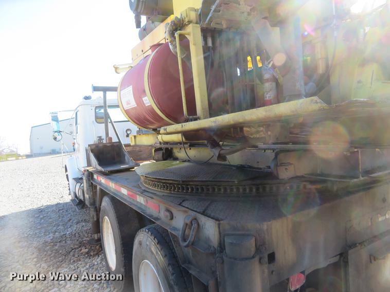 image for item DE6565 1996 International 8200 drilling rig truck