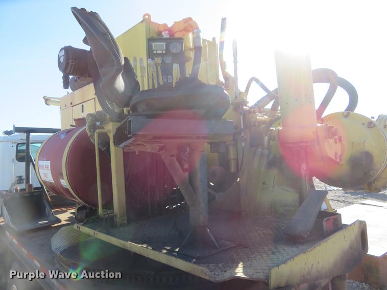 image for item DE6565 1996 International 8200 drilling rig truck