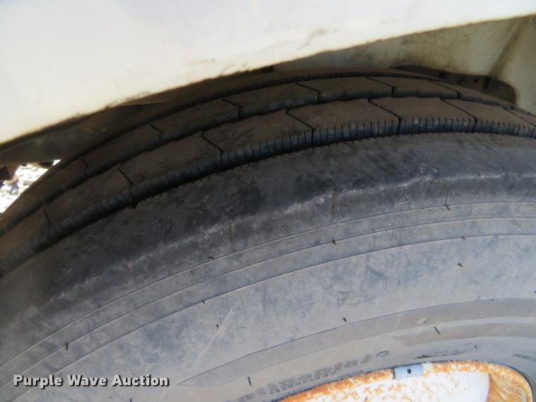 image for item DE6565 1996 International 8200 drilling rig truck