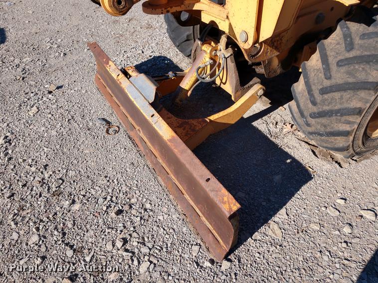 image for item DE6568 1999 Case 560 trencher