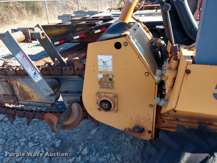 image for item DE6568 1999 Case 560 trencher