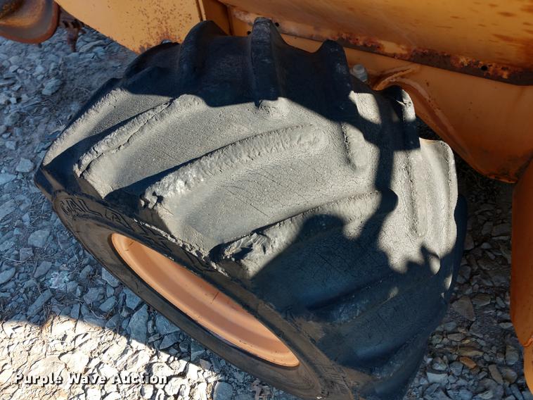 image for item DE6568 1999 Case 560 trencher