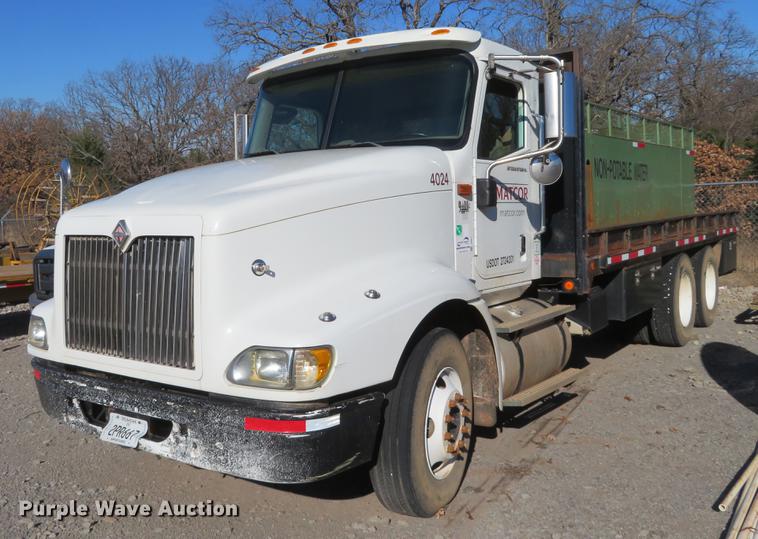 image for item DE6573 2005 International 9400i flatbed truck