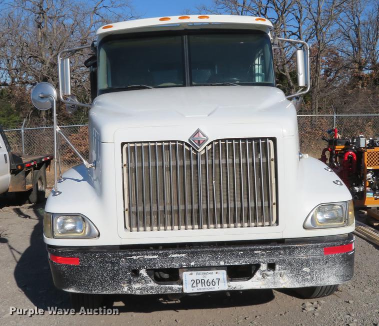 image for item DE6573 2005 International 9400i flatbed truck