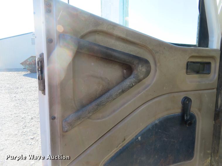 image for item DE6573 2005 International 9400i flatbed truck