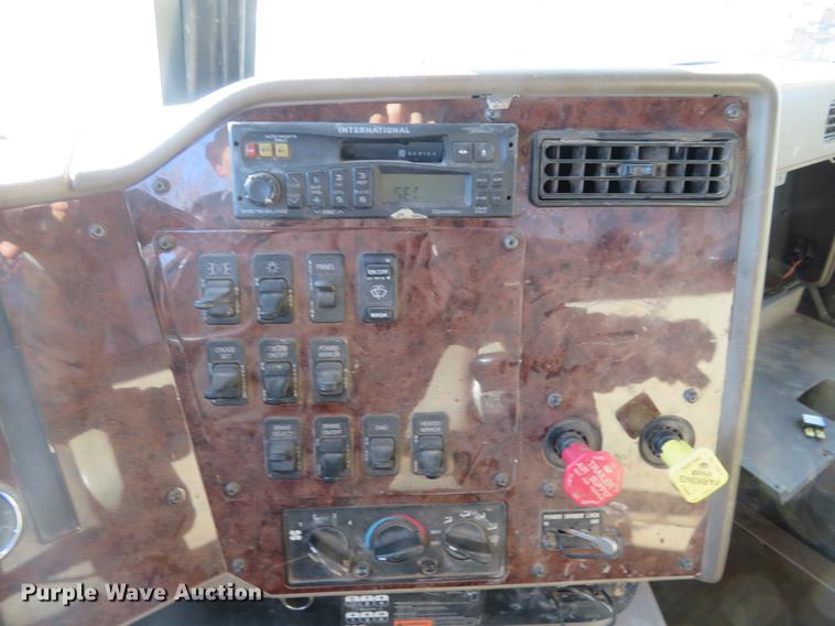 image for item DE6573 2005 International 9400i flatbed truck